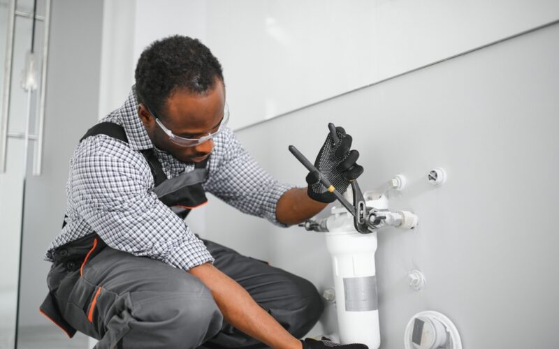 Plumber,Change,The,Water,Filter.